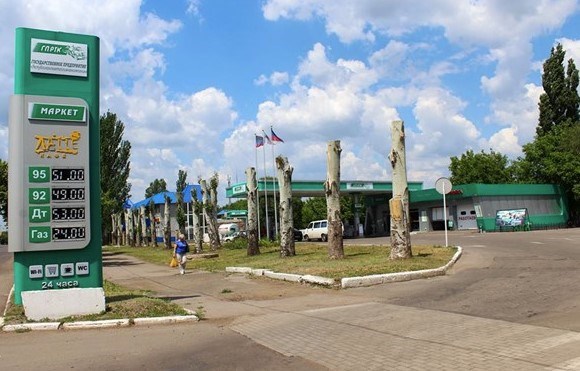 В Горловке владельцы авто начали покупать  покупать лейки и канистры. Продолжается дефицит бензина на АЗС 