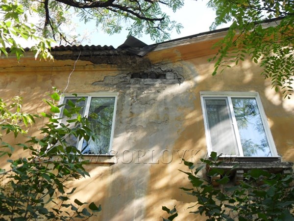 В центре Горловки вместо обновления протекающей крыши дома постоянно обновляются начальники ЖЭКа (ФОТО)