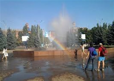 В Горловке заработал фонтан на площади Победы: там уже купаются дети (ВИДЕО)