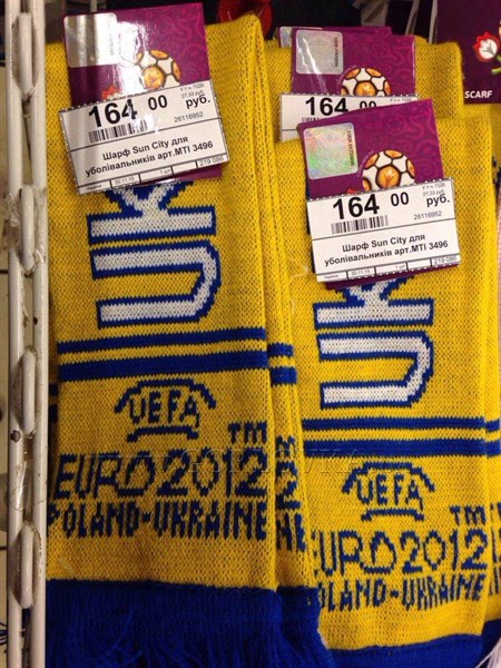 В горловском супермаркете за российские рубли распродают «жовто-блакитні» шарфы сборной Украины по футболу (ФОТОФАКТ)