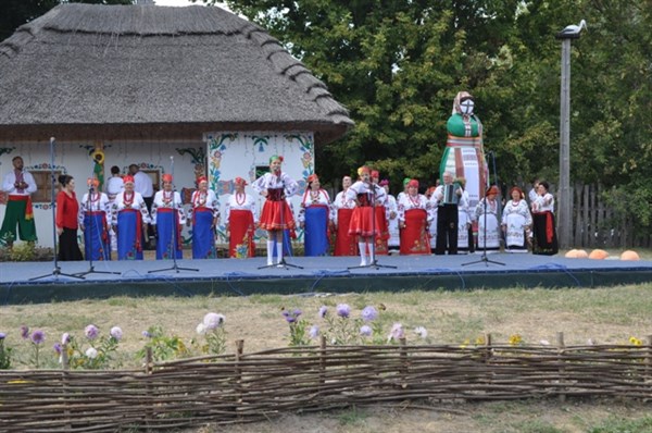  Горловский  дуэт «Чорнобривці» покорил своим голосом посетителей легендарной Сорочинской ярмарки