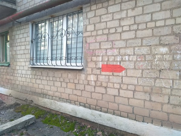 В Горловке жилые дома пометили красными стрелками. Они указывают на бомбоубежища