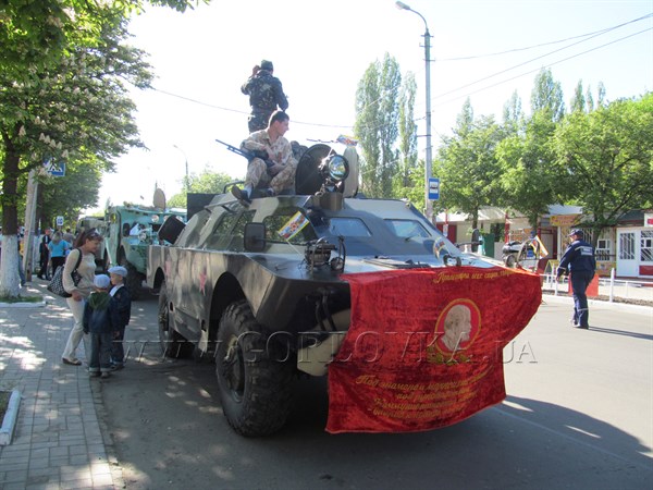 "Гвозди" программы: БТР и зенитно-ракетный комплекс на парад в Горловку прибыли из донецких воинских частей 