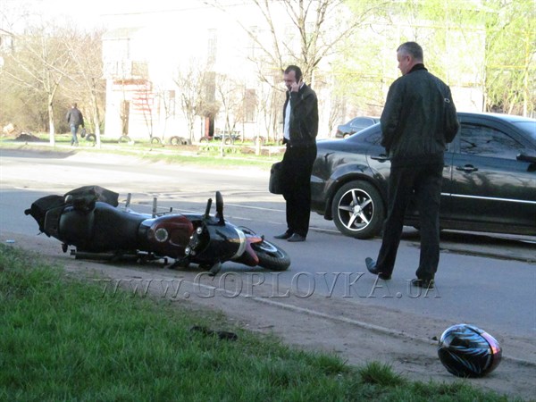 Пришла весна - "полетели" скутеры: на улице Гагарина мотоциклист не разминулся с "Фиатом" (фото с места аварии)