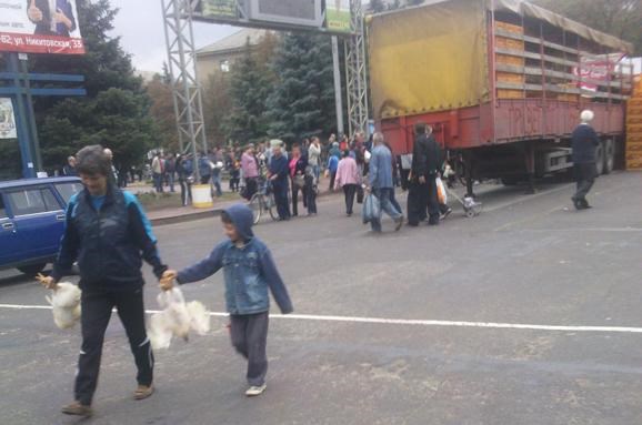 До чего дошел "прогресс". В Горловке на центральной площади раздают  живых кур (ФОТОФАКТ, ДОБАВЛЕНО ВИДЕО)