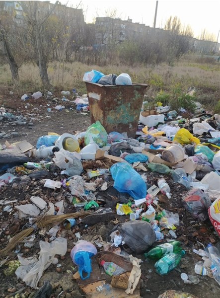 Горловка и мусор во дворах: горожане не знают, как решать эту проблему