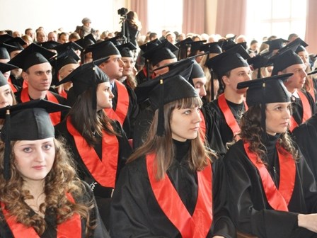 В Горловском автомобильно-дорожном институте сегодня вручали дипломы и приглашали выпускников на стажировку в мэрию (ФОТО) 