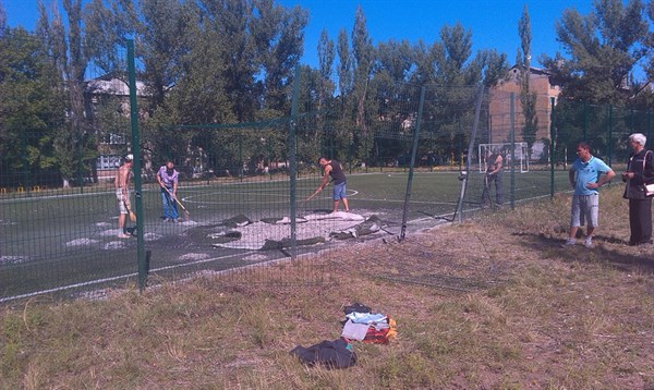 В Горловке "всем спортивным миром" ремонтировали искусственное футбольное поле ОШ №14, куда прилетел снаряд 