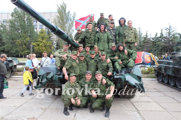 Снова шабаш: день танкиста отметили в Горловке нагнав танков в центр города. ФОТОРЕПОРТАЖ
