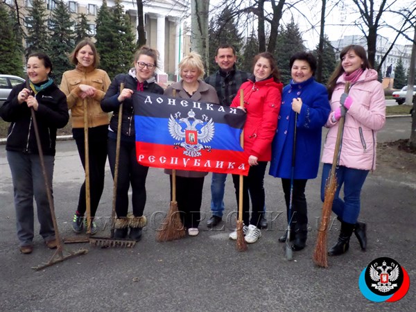 На фоне метлы и веника горловские активисты прославляют "ДНР"