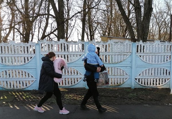 Эвакуированных жителей "ЛДНР" в России никто не принимают. Дети, старики и женщины остались на улице