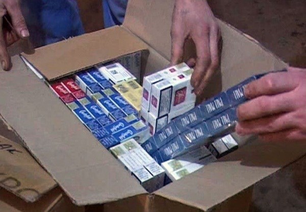 На центральном рынке Горловки несколько автоматчиков «гоняли» продавцов украинских сигарет