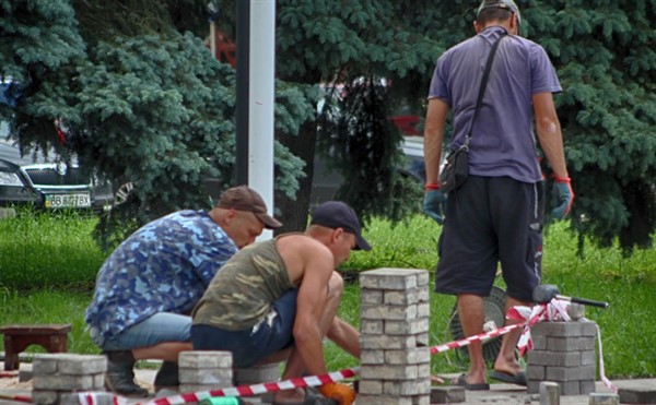 Коммунальные новости Горловки: ремонт фонтана, демонтаж осыпающейся плитки и вечные ямы