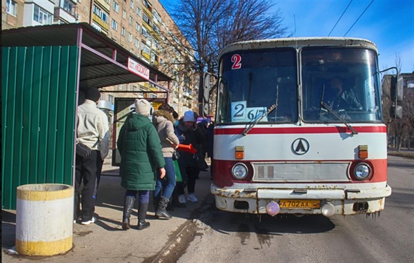 Пять раз в день из горловского поселка шахты 6/7 ездит автобус №2, но по "семнадцатому" маршруту