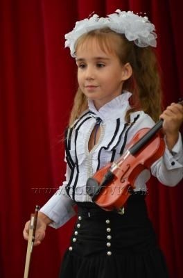 Портрет горожанина: семилетняя горловчанка Таисия Терехова нотную грамоту узнала раньше, чем букварь