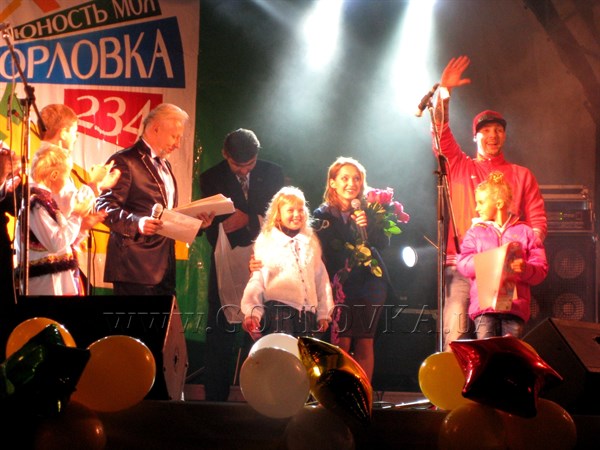 Народные певцы Горловки выступили на одной сцене с группой С.К.А.Й., фабрикантами Аидой Николайчук и Олегом Кензовым, а также певицей Алёшей