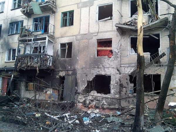 Расстрельный город: в Горловке снаряды попали в жилые дома, поликлинику, школы. Остановлены 30 котельных (ВИДЕО)