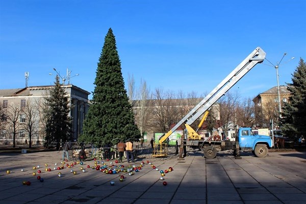 В Горловке открытие новогодней елки, доставшейся от Украины, проходило под "ДНРовскими" флагами