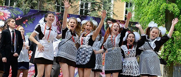 Горловчане вспомнили школьные выпускные: эти моменты до сих в памяти