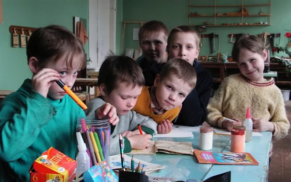 Мошенники в Горловке требуют от людей, взявших под опеку детей, подготовить их к отправке в Россию