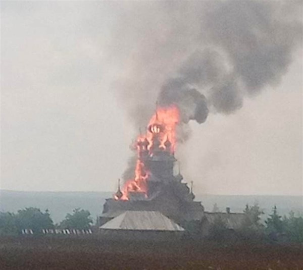 Россияне обстреливают Святогорскую Лавру: полыхает масштабный пожар 