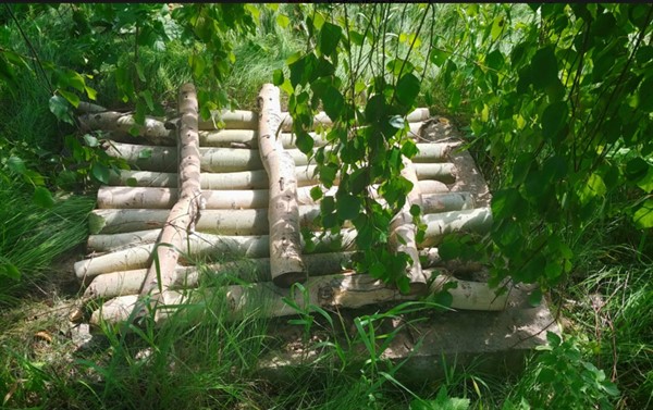 Коммунальщики Горловки мастерят крышки для канализационных люков из дерева. (ФОТОФАКТ)