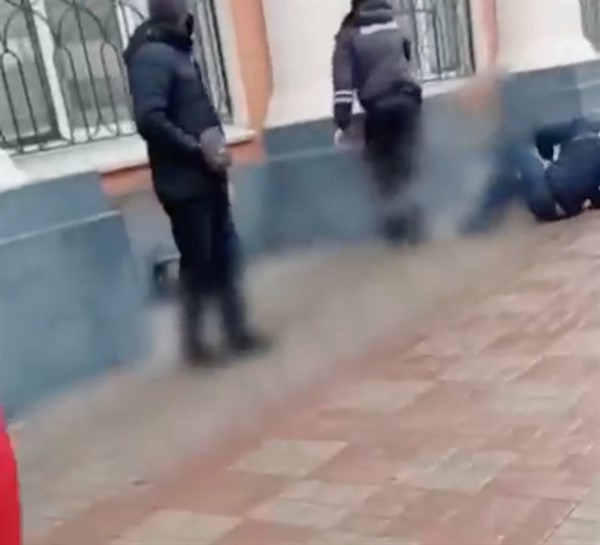 В Донецке сотрудники местной полиции избивали ногами человека (ВИДЕО)