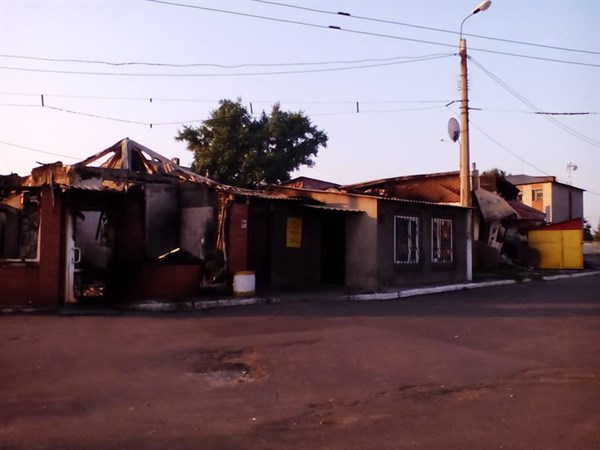 Жизнь в поселке Никитовка: сожгли мясной рынок и пытались хлебопекарню,  местные жители сами  восстанавливают электроэнергию (ФОТО)