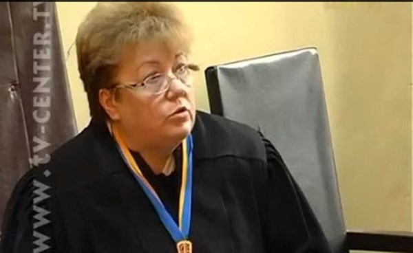 Встать, суд идет: на заседании по делу заметителя мэра Горловки просмотрели видеоматериалы о даче взятки