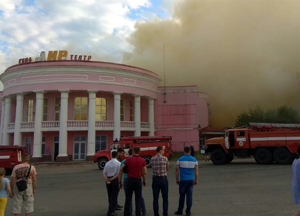 В оккупированном Стаханове Луганской области горит здание кинотеатра "Мир"