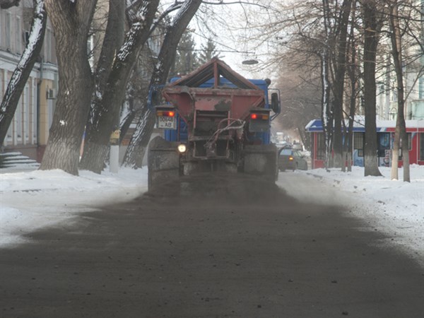 Мэр, в отличие от своего нового зама, знает, почему в Горловке снег не белый: дороги посыпают шлаком с угольных котельных