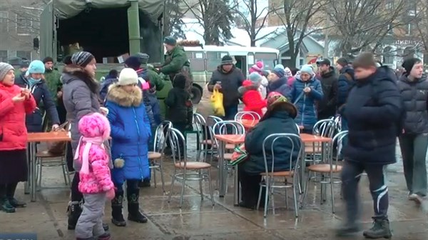 В Горловке пели, танцевали и ели кашу от армии "ДНР" на закрытии новогодней елки 