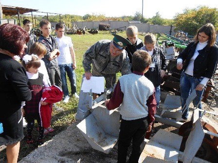 Все в лес:  школьники накануне праздники навестили работников Горловского лесного хозяйства (ФОТО)