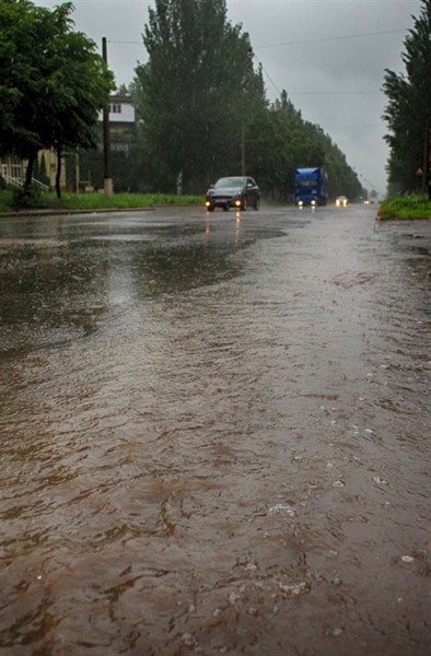 В Горловке два дня льет дождь. Боятся выезжать даже таксисты 