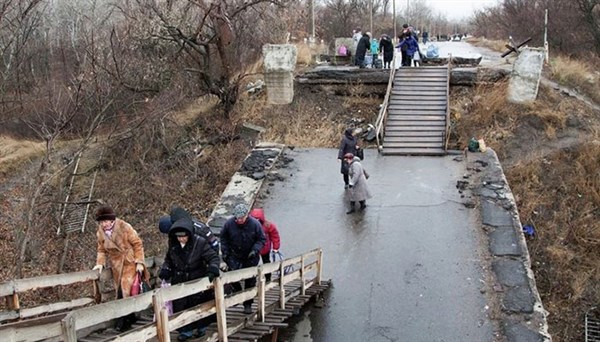 Владимир Зеленский обещает отстроить мост в Станице Луганской