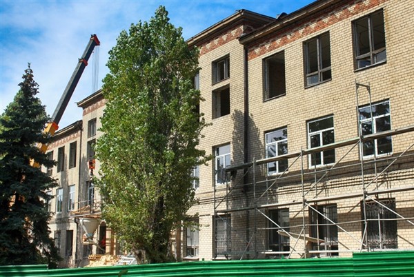 В Горловке продолжается ремонт детской поликлиники по улице Рудакова