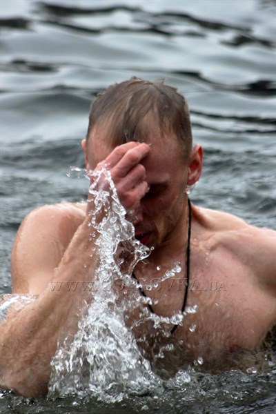 Крещение 2017: как горловчане на Короленковских прудах в воду ныряли (ФОТОРЕПОРТАЖ)
