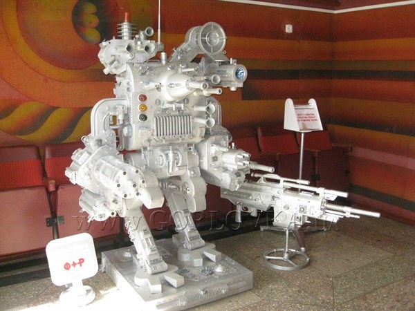  Горловский «Кулибин» выставил в кукольном театре робота, созданного из старых газовых колонок и стиральных машин (ВИДЕО)