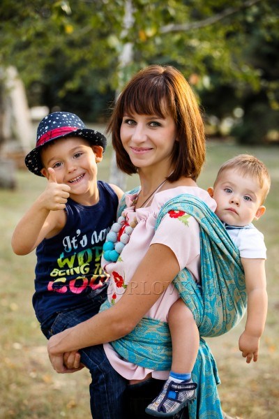 Слинго-фото-марафон: в Горловке мамы выходят на прогулки с необычными колыбельками для малышей