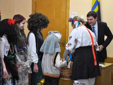 Ряженые школьники посевали в кабинете у мэра Горловки и получили от Евгения Клепа "на конфеты" 