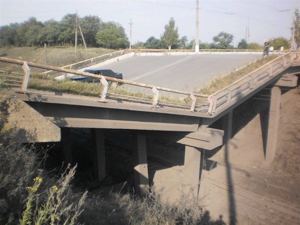 Поселок Никитовка отрезан от остального города:  второй взрыв за день полностью разрушил автомобильный мост (ВИДЕО)