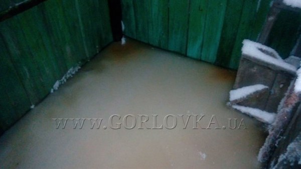 В Никитовском районе Горловки порыв воды с 20 декабря: аварийные службы устранять не хотят (ФОТОФАКТ)