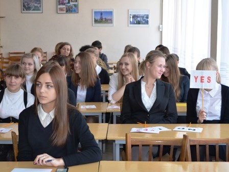 «А ну-ка, повтори, что сказал!»: школьники Горловки схлестнулись в словесных битвах на иностранном языке