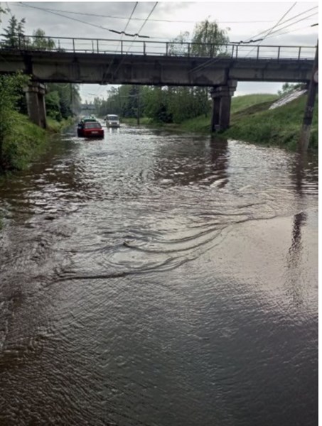 Часть дорог в Горловке затопили проливные дожди: ливневые канализации пришли в негодность