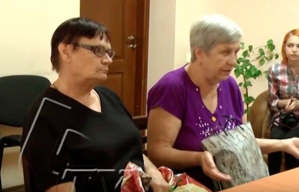 Накануне холодов горловчане жалуются «ДНРовским» чиновникам на необходимость восстановления жилья. Чиновники разводят руками – стройматериалов нет