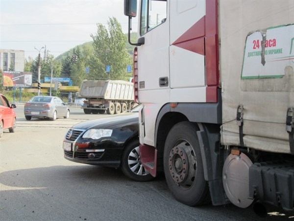 В Горловке водитель «Фольсквагена» не успел проскользнуть мимо грузовика DAF (ФОТОФАКТ)
