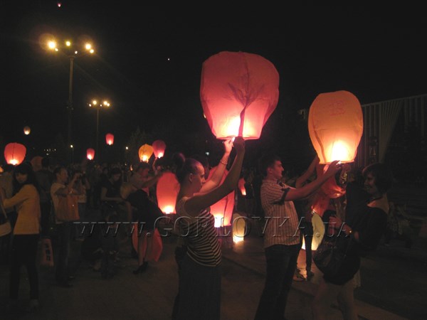 Ночное шоу: сотни светящихся фонариков заполонили небо над Горловкой (фото)