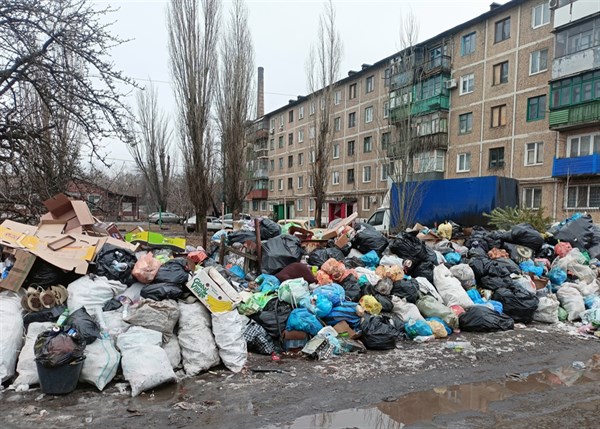 В Пантелеймоновке крысы по квартирам ходят: горловский поселок завален мусором 