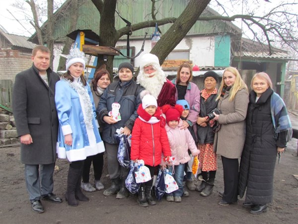 Маленьким жителям горловского прифронтового поселка Дед Мороз и Снегурочка подарили подарки 