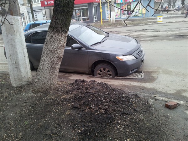 В центре Горловки Toyota Camry угодила в открытую ливневку (ФОТОФАКТ)